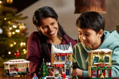 LEGO®-Weihnachtlich-geschmueckte-Hauptstrasse-10308_lifestyle_cons_crop