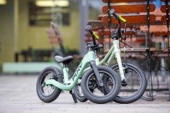 Für den Einstieg in die eigenständige Mobilität nutzen Kinder Lauf- und Kinderräder.