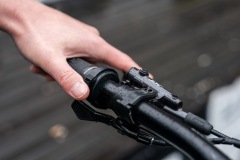 Beim Fazua-System wird der Motor über eine kleine Remote am Lenker gesteuert.